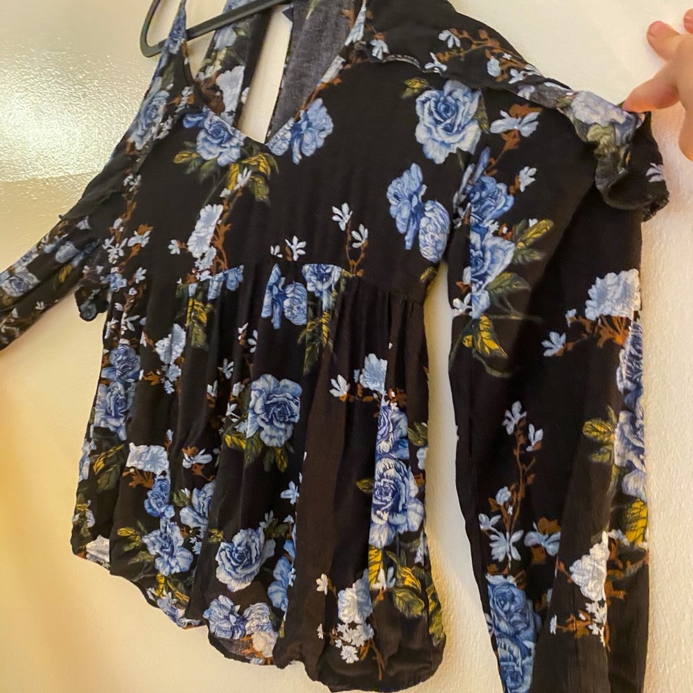 AE Cold Shoulder Floral Shirt Flowy S